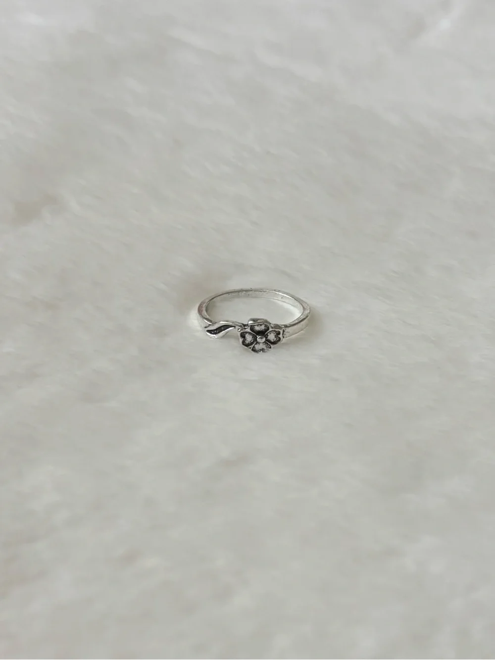 5/$15 🩷 MUST BUNDLE Silver Floral Ring with Leaf Accent